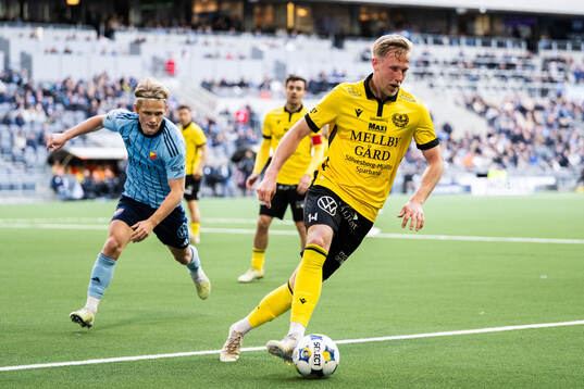 Djurgårdens Tobias Gulliksen och Mjällbys Herman Johansson