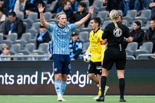 Djurgårdens Tobias Gulliksen reagerar mot domare Tess