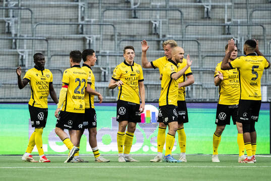 Mjällbys Elliot Stroud jublar med lagkamrater
