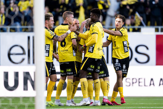Elfsborgs Frederik Ihler jublar med lagkamrater