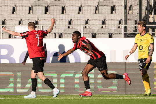 Brommapojkarnas Ezekiel Alladoh jublar