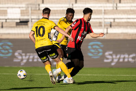 Elfsborgs Terry Yegbe och Brommapojkarnas Daleho Irandust