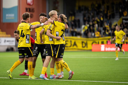 Elfsborgs Leo Östman jublar med lagkamrater