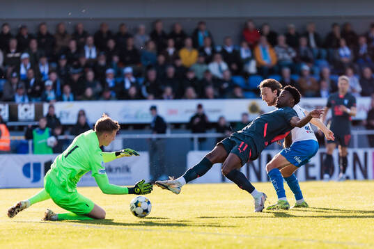 Värnamos målvakt Hugo Keto och Malmö FFs Emmanuel Ekong