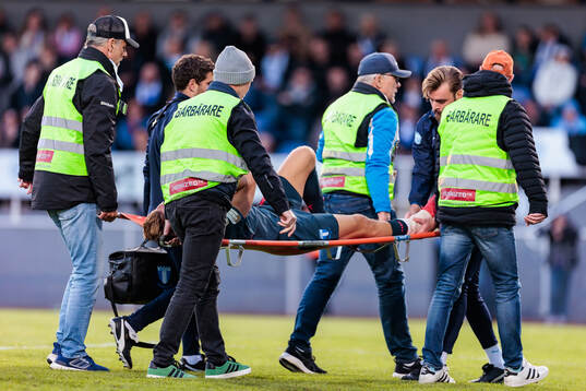 Malmö FFs Erik Botheim bärs ut på bår