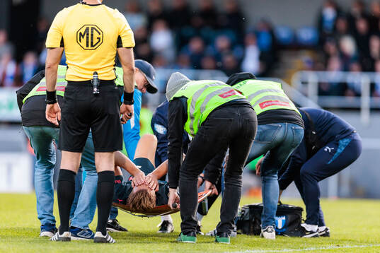 Malmö FFs Erik Botheim bärs ut på bår