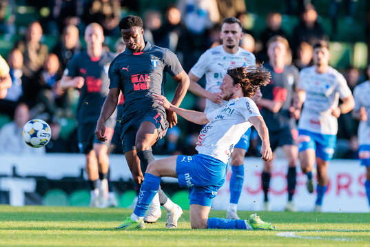 Malmö FFs Emmanuel Ekong och Värnamos Axel Björnström