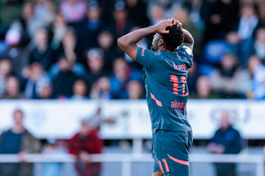 Malmö FFs Emmanuel Ekong deppar