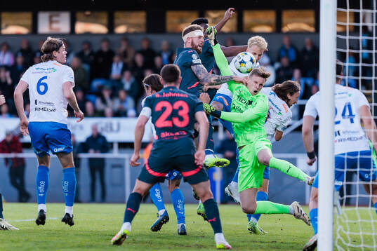 Malmö FFs Pontus Jansson och Värnamos målvakt Hugo Keto