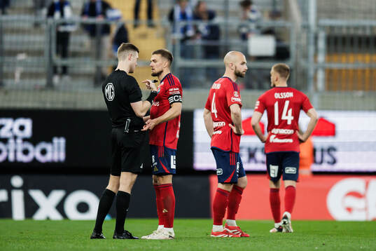 Domare Erik Mattsson och Östers Ivan Kricak