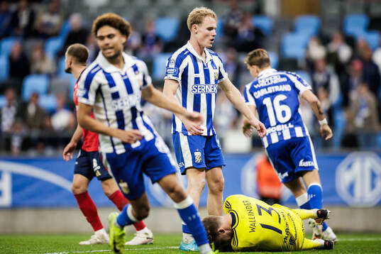 IFK Göteborgs Max Fenger och Östers målvakt Robin