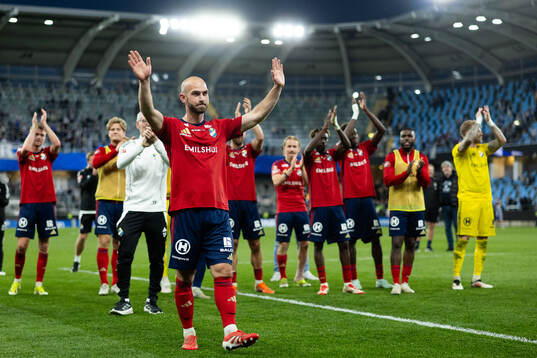 Östers Sebastian Hedlund jublar och tackar supportrarna