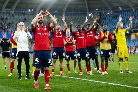 Östers Sebastian Hedlund jublar och tackar supportrarna