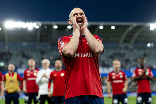 Östers Sebastian Hedlund jublar och tackar supportrarna