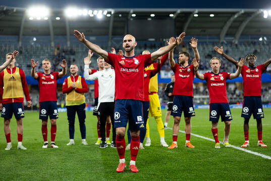Östers Sebastian Hedlund jublar och tackar supportrarna