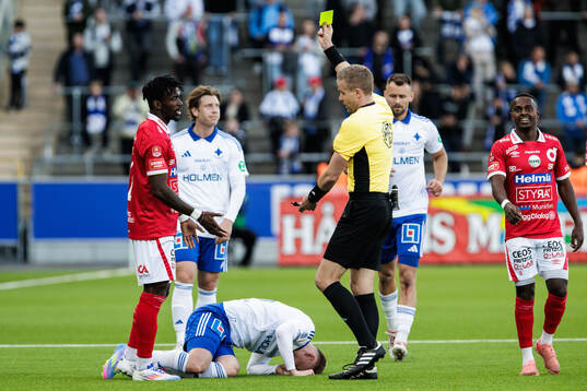 Degerfors Mamadouba Diaby får gult kort av Domare Glenn