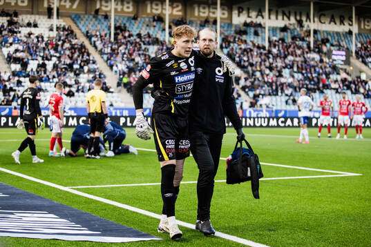 Degerfors målvakt Rasmus Forsell utgår skadad