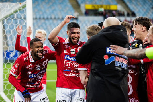 Degerfors Leon Hien och Omar Faraj jublar