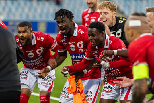Degerfors Leon Hien, Mamadouba Diaby och Ziyad Salifu jublar