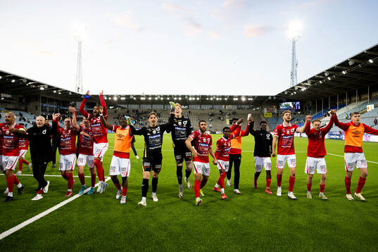 Degerfors spelare jublar