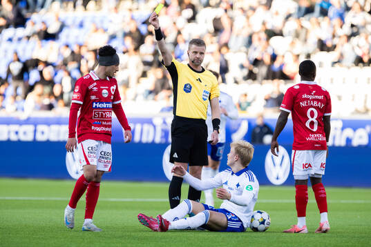 Degerfors Elias Barsoum får gult kort av Domare Glenn