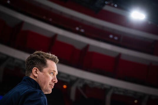 Head coach Sam Hallam of Sweden at a practice session