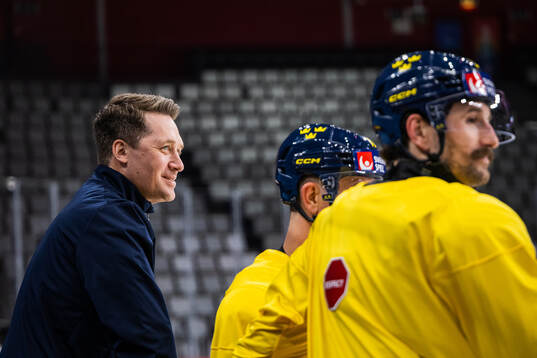 Head coach Sam Hallam of Sweden at a practice session