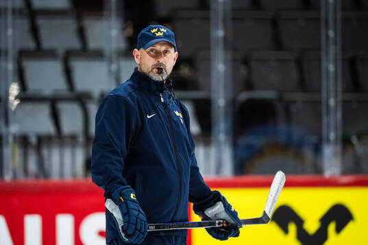 Assistant coach Anders Sörensen of Sweden at a practice