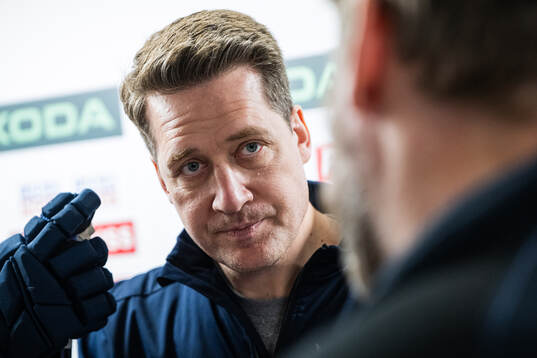 Head coach Sam Hallam of Sweden