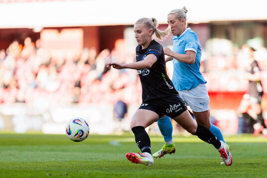 Växjö DFFs Helmi Raijas och Malmö FFs Mia Persson