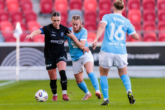 Växjö DFFs Larkin Russel och Malmö FFs Agnes Mårtensson