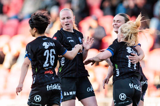 Växjö DFFs Suzu Amano jublar med lagkamrater