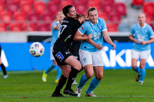 Växjö DFFs Josefin Harrysson och Malmö FFs Sara Kanutte