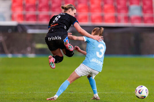 Växjö DFFs Maja Bodin och Malmö FFs Katariina Kosola