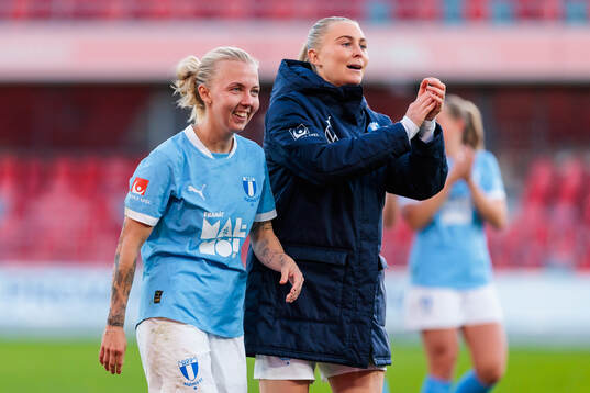 Malmö FFs Nathalie Hoff Persson och Beatrice Persson jublar