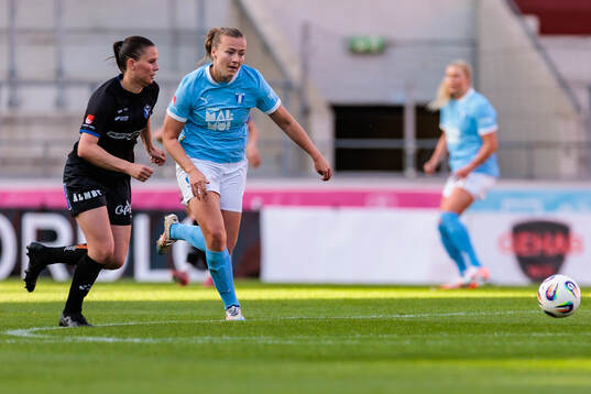 Växjö DFFs Josefin Harrysson och Malmö FFs Sara Kanutte