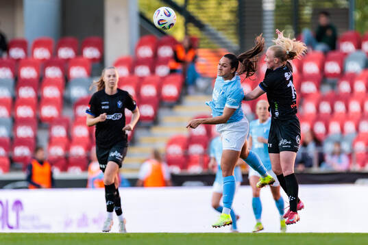 Malmö FFs Isabella D'Aquila och Växjö DFFs Helmi Raijas