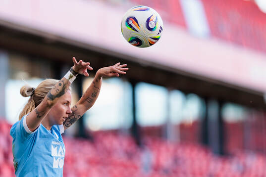 Malmö FFs Nathalie Hoff Persson gör ett inkast