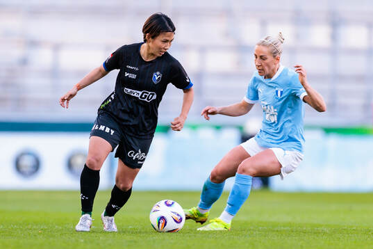 Växjö DFFs Miho Kamogawa och Malmö FFs Mia Persson