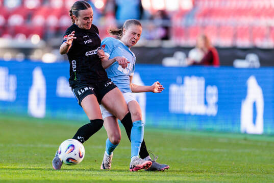 Växjö DFFs Larkin Russel och Malmö FFs Katariina Kosola