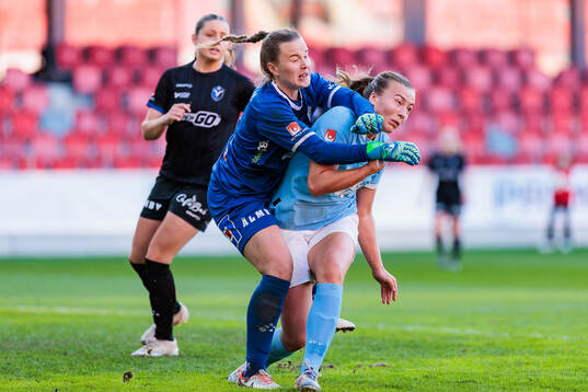Växjö DFFs målvakt Maja Bay Østergaard och Malmö FFs