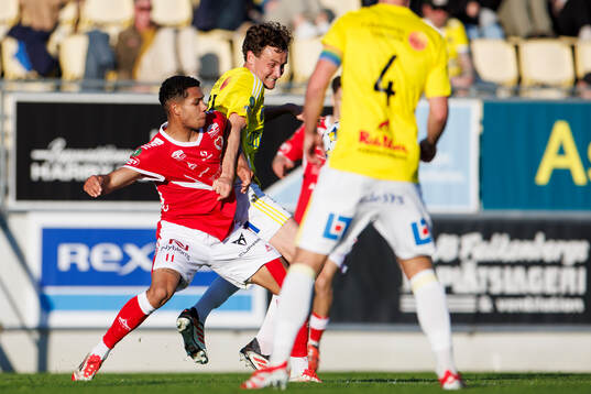 Kalmars Anthony Olusanya och Falkenbergs Alexander Salo