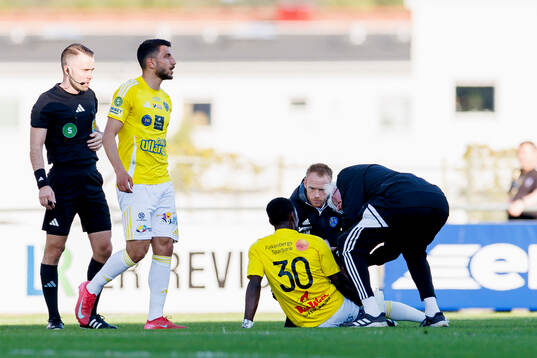 Falkenbergs Wanbe Godwin Aguda har ont