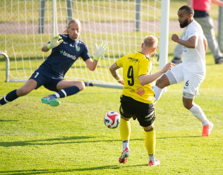 IFK Hässleholms Alexander Sjöström skjuter mot