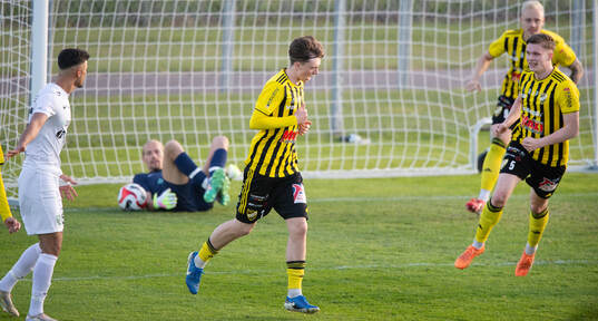 IFK Hässleholms Gustav Persson har gjort 2-1 och jublar i