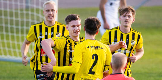 IFK Hässleholms Gustav Persson har gjort 2-1 och grattas