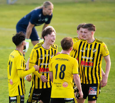 IFK Hässleholms Gustav Persson har gjort 2-1 och grattas