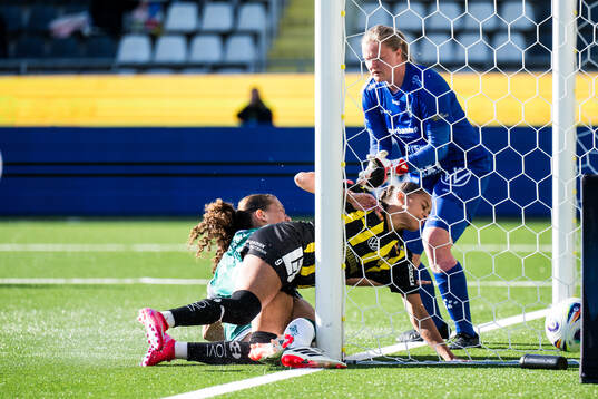 Alingsås Malva Larsson och målvakt Alexandra Blom mot