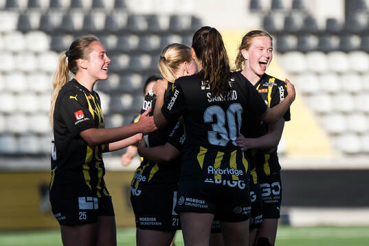 Häckens Emma Östlund jublar med lagkamrater