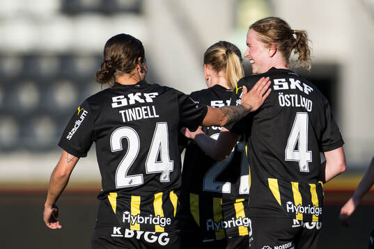 Häckens Emma Östlund jublar med lagkamrater